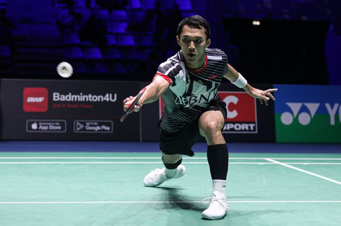 Aksi tunggal putra Indonesia, Jonatan Christie, saat tampil pada semifinal French Open 2023 di Glaz Arena, Rennes, Prancis, 28 Oktober 2023.