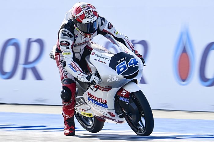 Pembalap Honda Team Asia, Mario Suryo Aji, saat tampil dalam salah satu sesi Moto3 Thailand di Sirkuit Chang, Buriram, Thailand, 28 October 2023.