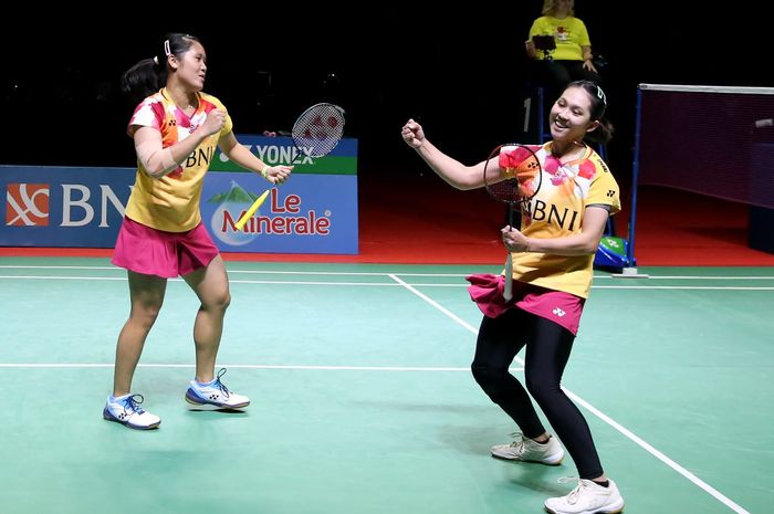 Pasangan Ganda putri Indonesia, Lanny Tria Mayasari/Ribka Sugiarto, melakukan selebrasi setelah menjadi Indonesia Masters 2023 Super 100 di Jatim Expo, Surabaya, Jawa Timur, Minggu (29/10/2023).