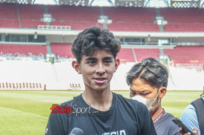 Pemain timnas U-17 Indonesia, Welber Jardim, sedang memberikan keterangan kepada awak media di Stadion Utama Gelora Bung Karno, Senayan, Jakarta, Senin (30/10/2023).