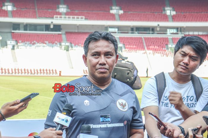 Pelatih timnas U-17 Indonesia, Bima Sakti, sedang memberikan keterangan kepada awak media di Stadion Utama Gelora Bung Karno, Senayan, Jakarta, Senin (30/10/2023).