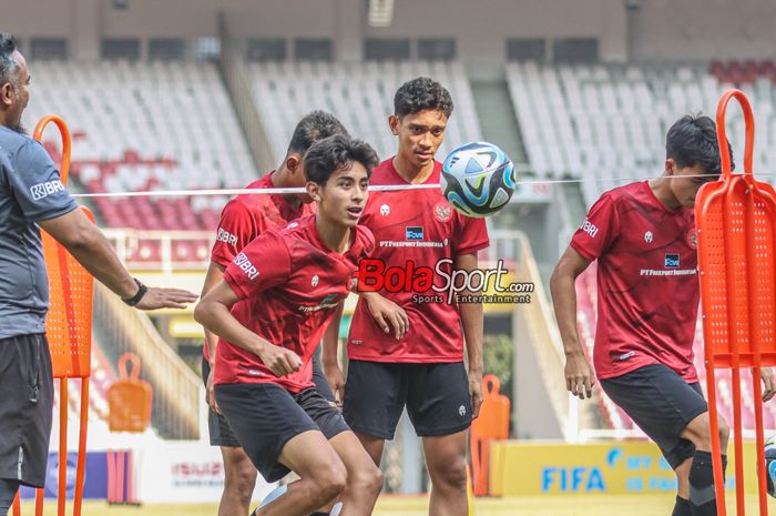 Welber Jardim (depan) saat mengikuti sesi latihan timnas U-17 Indonesia di Stadion Utama Gelora Bung Karno, Senayan, Jakarta, Senin (30/10/2023).