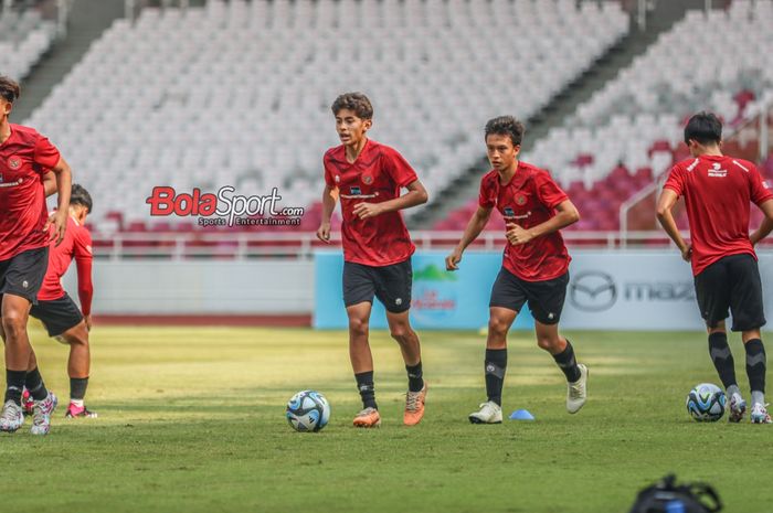Welber Jardim (kiri) saat mengikuti sesi latihan timnas U-17 Indonesia di Stadion Utama Gelora Bung Karno, Senayan, Jakarta, Senin (30/10/2023).