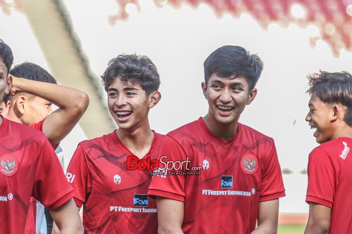 Welber Jardim (kiri) dan Sulthan Zaky (kanan) tampak tersenyum saat hadir dalam sesi latihan timnas U-17 Indonesia di Stadion Utama Gelora Bung Karno, Senayan, Jakarta, Senin (30/10/2023).