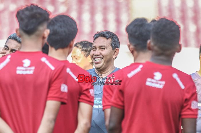 Pelatih timnas U-17 Indonesia, Bima Sakti, sempat tersenyum saat memberikan intruksi kepada para pemainnya di Stadion Utama Gelora Bung Karno, Senayan, Jakarta, Senin (30/10/2023).
