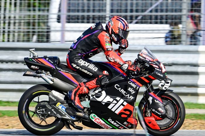 Pembalap Aprilia Racing, Aleix Espargaro kesulitan bernapas akibat panasnya mesin motor RS-GP sepanjang MotoGP Thailand 2023, di Sirkuit Buriram, Thailand, Minggu (29/10/2023)