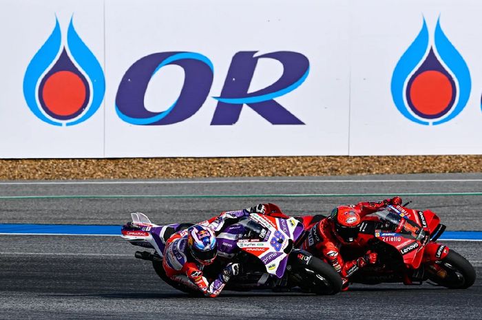 MotoGP Thailand 2023 - Kans 'Overtake' Terbaik Gagal karena Dipepet Martin sampai Melebar, Bagnaia Punya Alasan untuk Tak Marah dueljpg 20231030123601