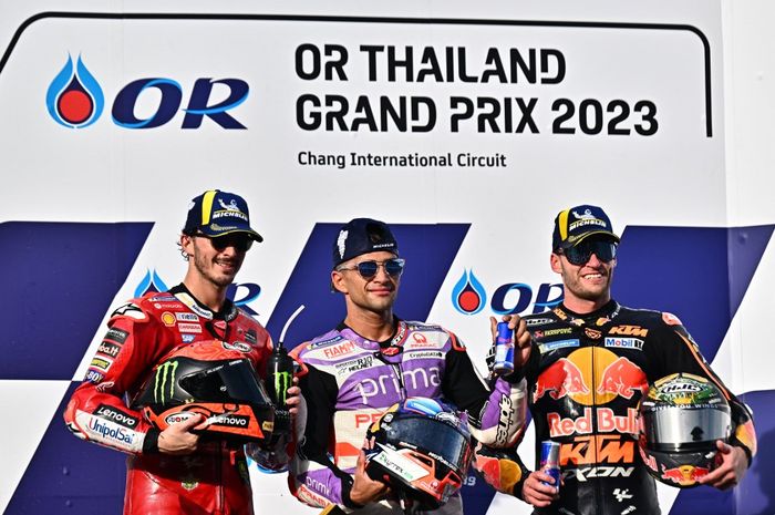 Pembalap Prima Pramac Jorge Martin (tengah) merayakan kemenangan di podium bersama runner-up Francesco Bagnaia dari tim Ducati Lenovo (kiri) dan Brad Binder dari Red Bull KTM setelah balapan MotoGP Thailand di Buriram, Thailand, 29 Oktober 2023.