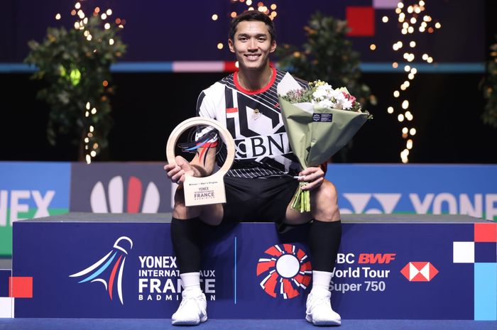 Pebulu tangkis tunggal putra Indonesia, Jonatan Christie,  di podium French Open 2023 di Glaz Arena, Rennes, Prancis, Minggu (29/10/2023).