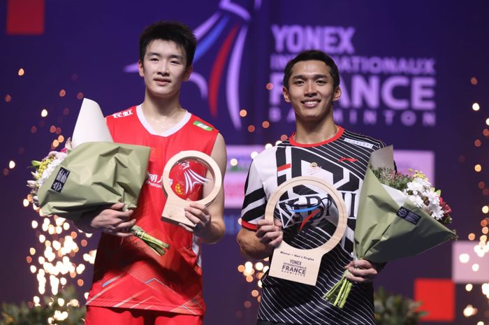 Pebulu tangkis tunggal putra Indonesia, Jonatan Christie kembali mengalahkan Li Shi Feng dari China (kiri) pada final Kejuaraan Asia 2024