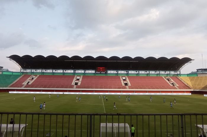 Suasana pertandingan pekan ke-17 Liga 1 2023/2024 antara RANS Nusantara FC melawan PSM Makassar di Stadion Maguwoharjo, Sleman, Senin (30/10/2023).