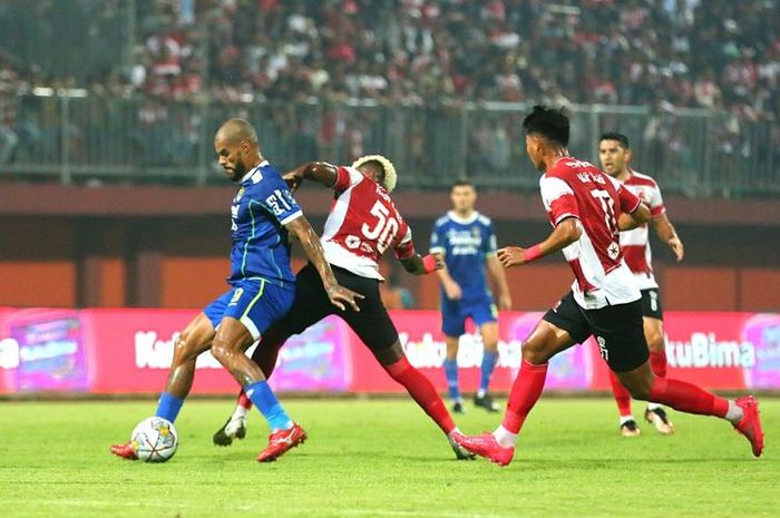 Suasana pertandingan Madura United Vs Persib Bandung
