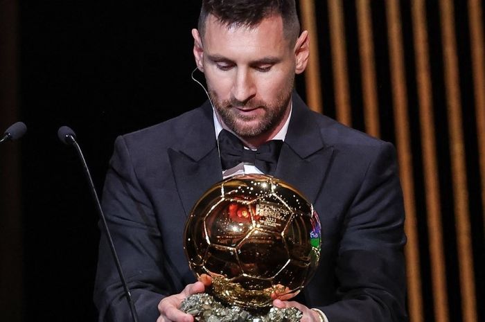 Lionel Messi masih mengirim doa ke Barcelona setelah berhasil menang Ballon d'Or.