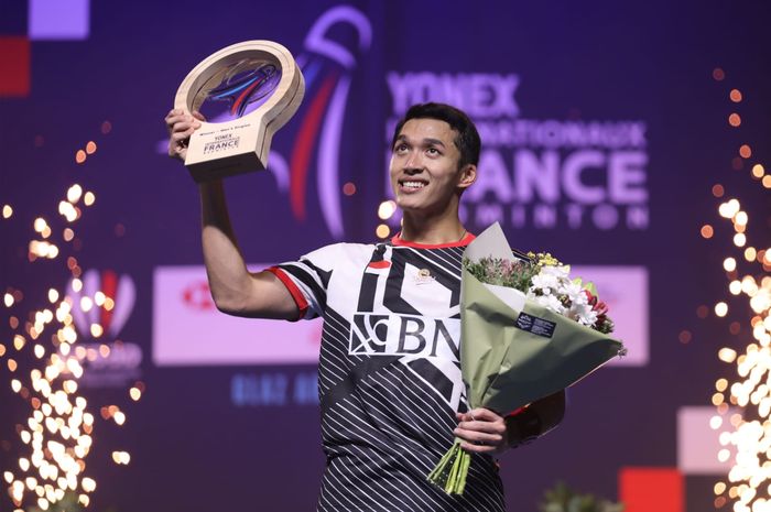 Pebulu tangkis tunggal putra Indonesia, Jonatan Christie, di podium French Open 2023 di Glaz Arena, Rennes, Prancis, Minggu (29/10/2023).