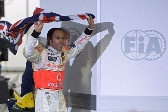 Lewis Hamilton untuk pertama kalinya menjadi juara dunia F1 berkat aksi tikungan terakhir di GP Brasil 2008, 2 November 2008.