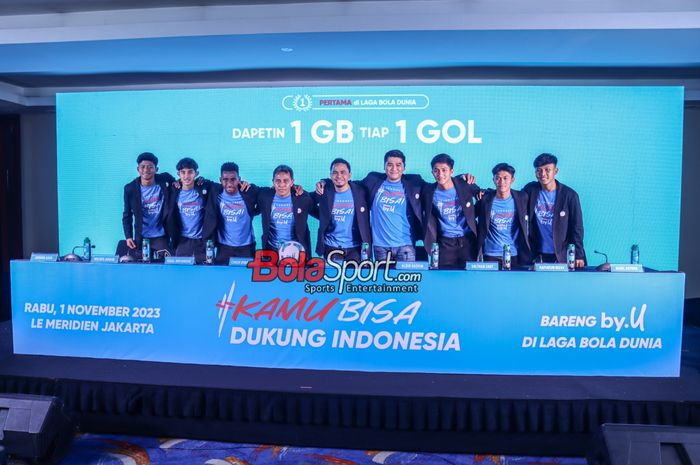 Foto bersama jumpa pers acarq by.U dengan sejumlah timnas U-17 Indonesia di Hotel Le Meridien, Tanah Abang, Rabu (1/11/2023).