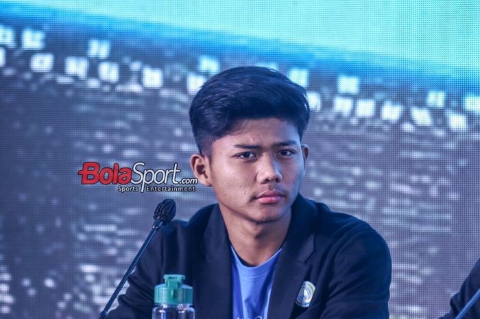 Pemain timnas U-17 Indonesia, Arkhan Kaka Putra, sedang memberikan keterangan kepada awak media dalam sesi jumpa pers di Hotel Le Meridien, Tanah Abang, Rabu (1/11/2023).