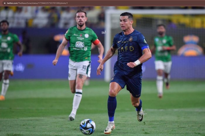 Aksi Cristiano Ronaldo dalam laga Al Nassr vs Al Ettifaq pada babak 16 besar King's Cup 2023-2024 di Stadion Al Awwal Park, Selasa (31/10/2023).