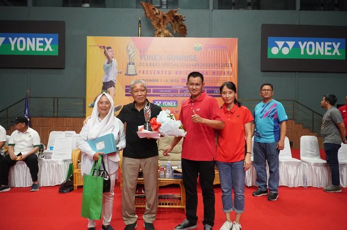 Legenda bulutangkis Atik Djauhari (dua dari kiri) dan istri berfoto bersama dengan Candra Wijaya (dua dari kanan) dan istri usai acara pembukaan Yonex-Sunrise Doubles Special Championships 2023 Presented by Candra Wijaya.
