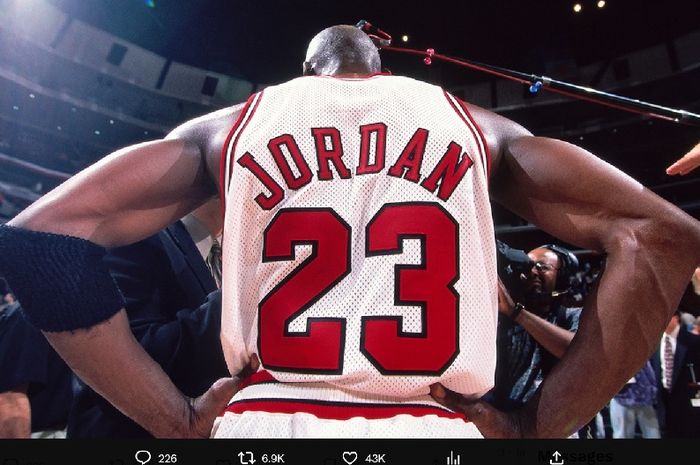 Nomor punggung 23 yang identik dengan legenda bola basket, Michael Jordan, dipensiunkan Chicago Bulls pada 1 November 1994.
