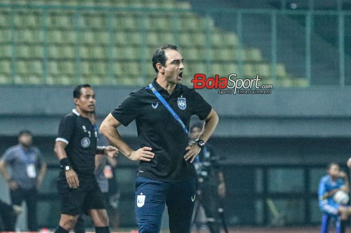 Pelatih PSIS Semarang, Gilbert Agius, sedang memberikan intruksi kepada para pemainnya saat bertanding di Stadion Patriot Candrabhaga, Bekasi, Jawa Barat, Kamis (2/11/2023).