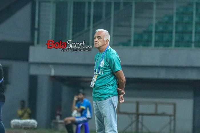 Pelatih baru Bhayangkara FC, Mario Gomez, sedang memantau timnya bertanding di Stadion Patriot Candrabhaga, Bekasi, Jawa Barat, Kamis (2/11/2023).