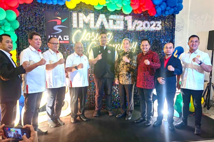 Menteri Pemuda dan Olahraga Republik Indonesia, Dito Ariotedjo dan Ketua KONI Pusat, Marciano Norman, sedang berfoto bersama jajaran dalam acara penutupan Indonesia Martial Art Games (IMAG) 2023.