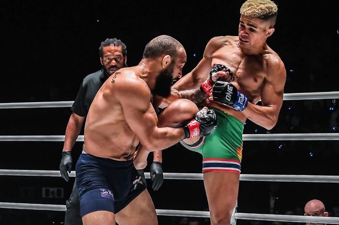 Fabricio Andrade (kanan) waktu mengalahkan John Lineker di ONE Fight Night 7 pada 25 Februari 2023 di Lumpinee Boxing Stadium, Bangkok.