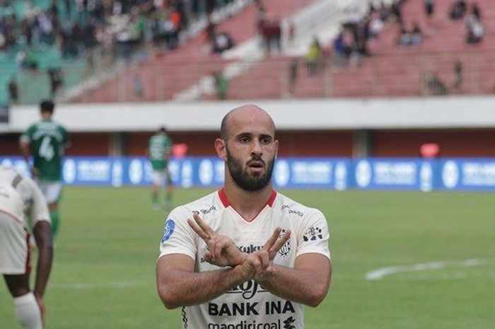 Gelandang asal Palestina milik Bali United, Mohammed Rashid melakukan selebrasi simbol damai (peace) saat membawa timnya menang atas PSS Sleman 1-0, Jumat (3/11/2023).