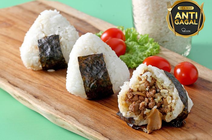 Hidangan nasi kepal daging teriyaki