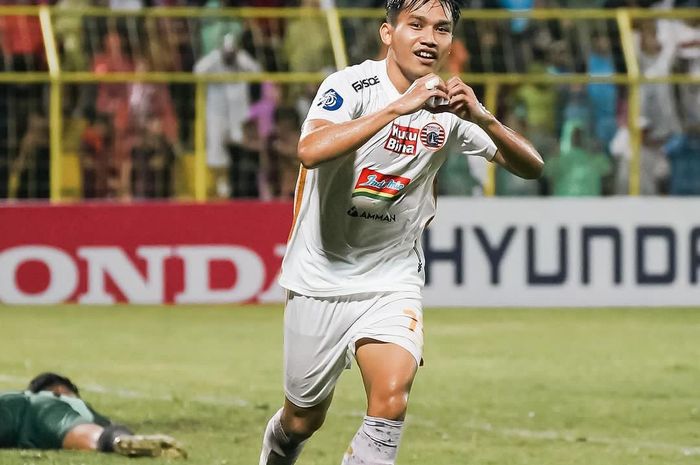 Pemain Persija, Witan Sulaeman menceak gol ke gawang PSM Makassar pada laga pekan ke-18 Liga 1 2023/2024 di Stadion B. J. Habibie, Pare-pare, Jumat (3/11/2023).