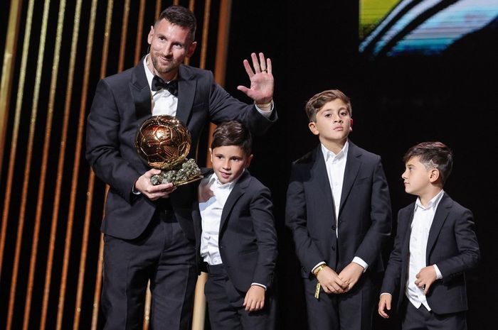 Lionel Messi (kiri) dipilih mayoritas pemilik suara untuk memenangi Ballon d'Or 2023. Wakil Indonesia absen dalam sistem voting ini, sedangkan Vietnam memilih Messi.