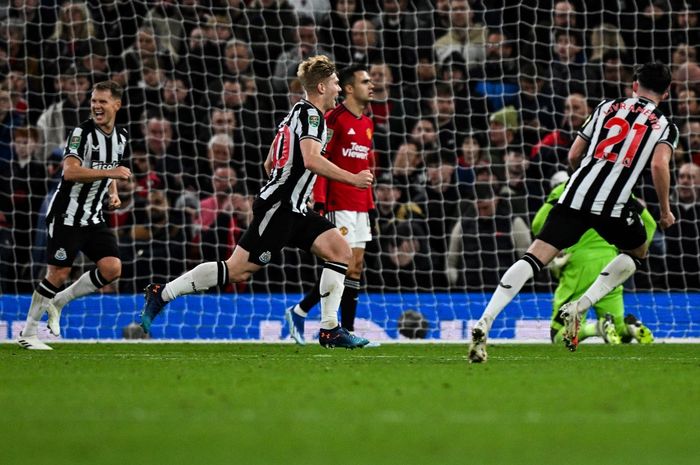 Para pemain Newcastle United merayakan gol ke gawang Manchester United pada duel Piala Liga Inggris di Old Trafford (1/11/2023).
