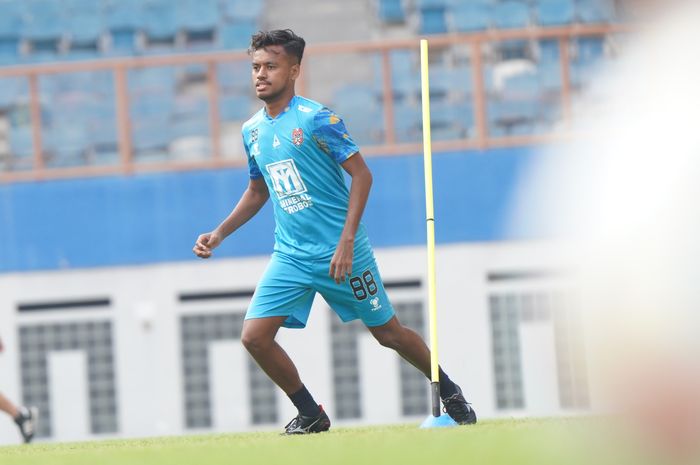 Pemain baru Malut United FC, Alwi Slamat, berlatih menjelang laga perdana putaran kedua Liga 2 2023-2024 melawan PSKC Cimahi, Minggu (5/11/2023) di Cikarang.
