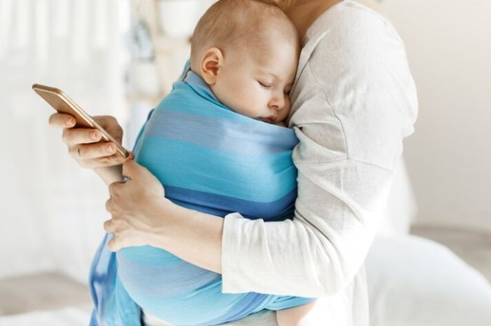 Nyaman untuk Ibu dan Bayi, Ini Manfaat dan Tips Memakai Gendongan M