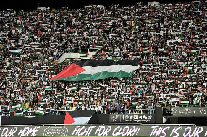 Bendera Palestina berkibar di tengah lautan ribuan orang di dalam Stadion Sultan Mizan Zainal Abidin, Gong Badak, Jumat (3/11/2023).