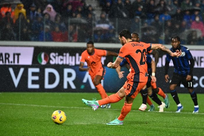 Hakan Calhanoglu mencetak gol tendangan penalti dalam laga Inter Milan di markas Atalanta pada lanjutan Liga Italia di Gewiss Stadium, Bergamo (4/11/2023).