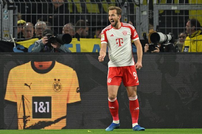 Harry Kane merayakan gol untuk Bayern Muenchen dalam duel Der Klassiker melawan Dortmund pada lanjutan Bundesliga di Signal Iduna Park (4/11/2023).