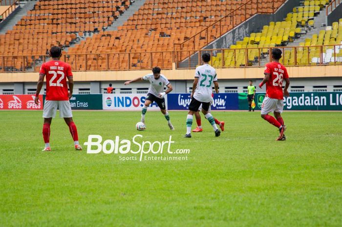 Pemain PSKC Cimahi, Fareed Sadat, bersiap melepaskan tembakan dalam laga Liga 2 melawan Malut United FC, Minggu (5/11/2023) di Stadion Wibawa Mukti, Cikarang.