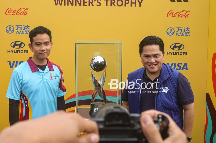 Wali Kota Solo, Gibran Rakabuming Raka dan Ketua Umum PSSI Erick Thohir saat Trofi Tur Piala Dunia U-17 2023 di Pura Mangkunegaraan, Minggu (5/11/2023). 