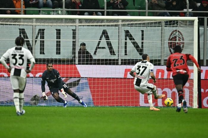 Roberto Pereyra mencetak gol penalti ke gawang AC Milan pada lanjutan Liga Italia 2023-2024.