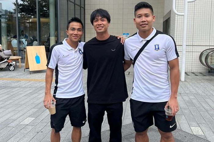 Penyerang asal Vietnam, Nguyen Cong Phuong (tengah), bertemu dengan dua pemain Timnas Thailand yaitu Chanathip Songkrasin dan Phitiwat Sukjitthammakul.