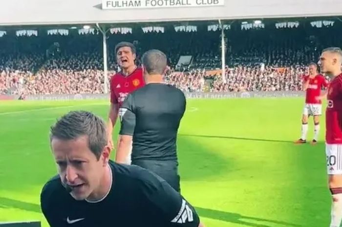 Reaksi bek Man United Harry Maguire saat wasit mengecek monitor VAR tiba-tiba viral di media sosial dan mendapat banyak pujian dari fans.