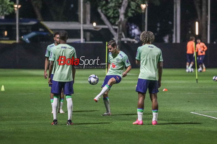 Sejumlah pemain timnas U-17 Brasil sedang berlatih di Lapangan A, Senayan, Jakarta, Selasa (7/11/2023).