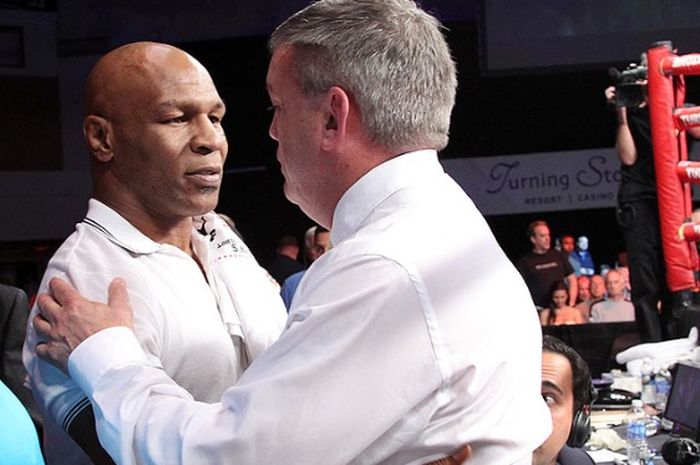 Teddy Atlas saat bertemu lagi dengan Mike Tyson di tahun 2003 setelah berpisah pada 1982. 