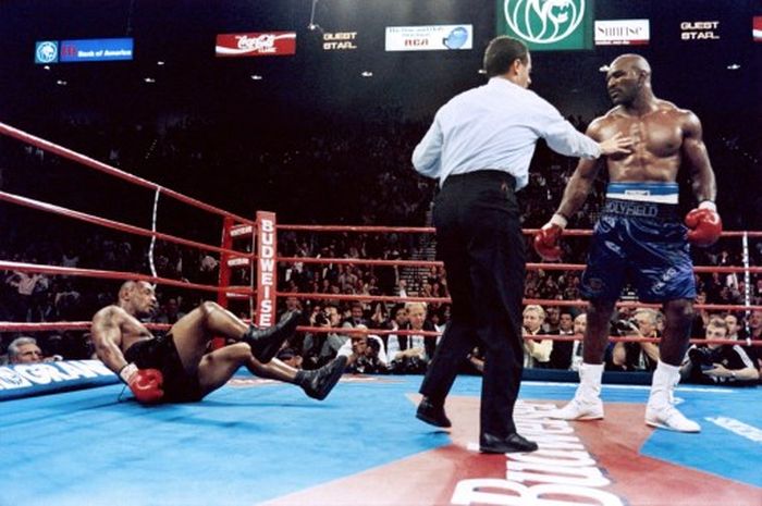 Evander Holyfield membulan-bulani Mike Tyson dalam pertarungan pertama mereka pada 9 November 1996 di Las Vegas.
