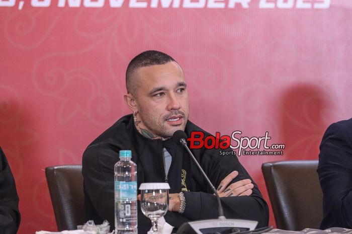 Figur pesepak bola keturunan Indonesia-Belgia, Radja Nainggolan, saat hadir dalam sesi jumpa pers di kawasan Senayan, Jakarta, Rabu (8/11/2023).