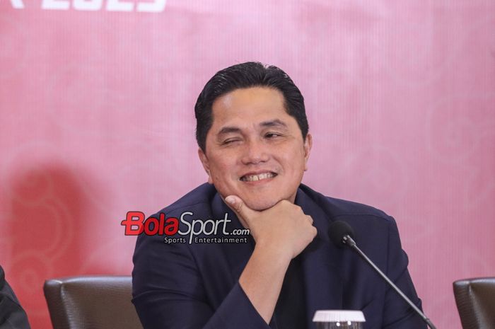 Ketua Umum PSSI, Erick Thohir, saat hadir dalam sesi jumpa pers di kawasan Senayan, Jakarta, Rabu (8/11/2023).