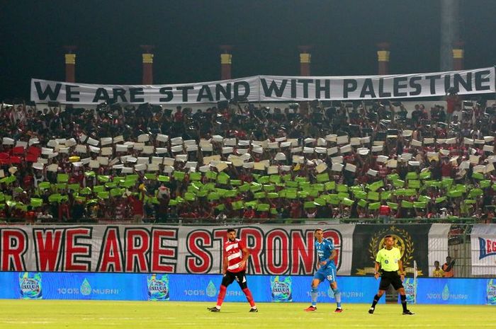Selain mendukung tim berlaga, suporter Madura United mengibarkan bendera Palestina sebagai solidaritas pada laga pekan ke-18 Liga 1 2023-2024 melawan Persib Bandung yang berakhir dengan skor 0-1 di Stadion Gelora Bangkalan, Jawa Timur, Rabu (27/10/2023) sore. 