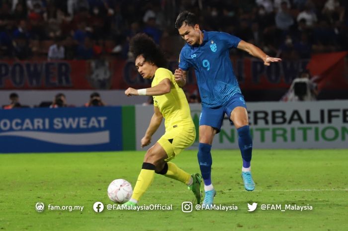 Duel pemain Timnas Malaysia dan Timnas Thailand di Piala AFF 2022.